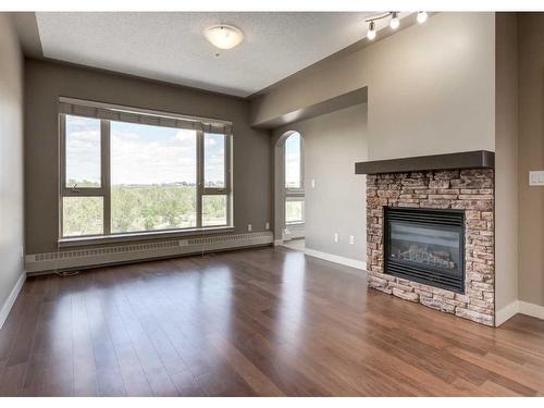 520-35 Inglewood Park Se, Calgary, AB - Indoor Photo Showing Living Room With Fireplace