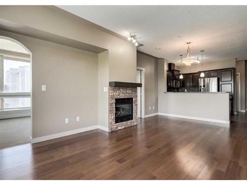 520-35 Inglewood Park Se, Calgary, AB - Indoor Photo Showing Living Room With Fireplace