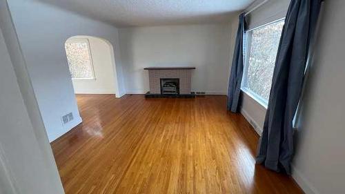 1402 4 Street Nw, Calgary, AB - Indoor With Fireplace