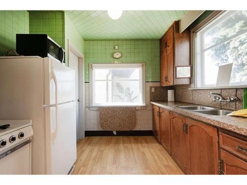 3940 1A Street Sw, Calgary, AB - Indoor Photo Showing Kitchen With Double Sink