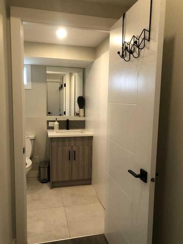 445 23 Avenue Ne, Calgary, AB - Indoor Photo Showing Bathroom