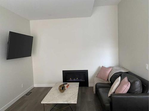 445 23 Avenue Ne, Calgary, AB - Indoor Photo Showing Living Room With Fireplace
