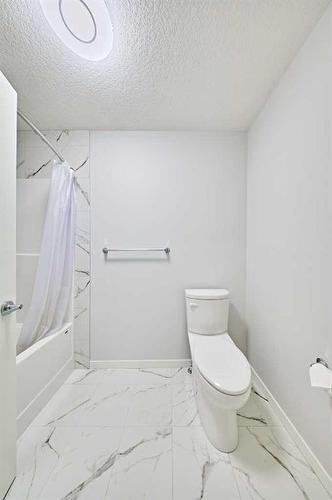 67 Seton Villas Se, Calgary, AB - Indoor Photo Showing Bathroom
