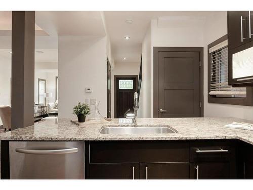 532 23 Avenue Sw, Calgary, AB - Indoor Photo Showing Kitchen With Upgraded Kitchen
