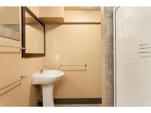 532 23 Avenue Sw, Calgary, AB - Indoor Photo Showing Bathroom