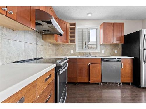 3819 Catalina Boulevard Ne, Calgary, AB - Indoor Photo Showing Kitchen