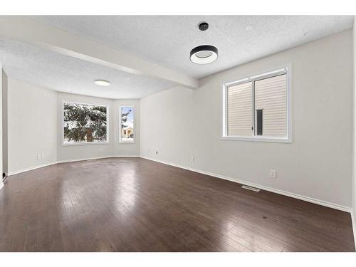 3819 Catalina Boulevard Ne, Calgary, AB - Indoor Photo Showing Living Room