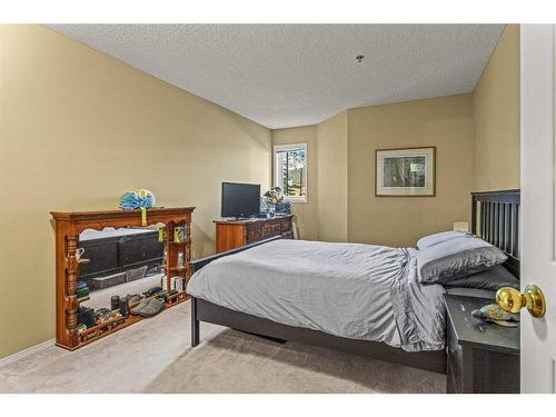 101-1080A Cougar Creek Drive, Canmore, AB - Indoor Photo Showing Bedroom
