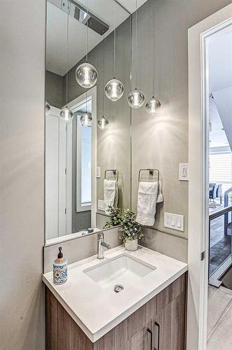 3216 14 Avenue Sw, Calgary, AB - Indoor Photo Showing Bathroom