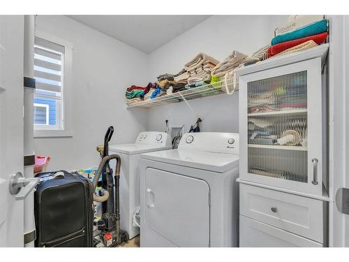 974 Bayview Rise Sw, Airdrie, AB - Indoor Photo Showing Laundry Room