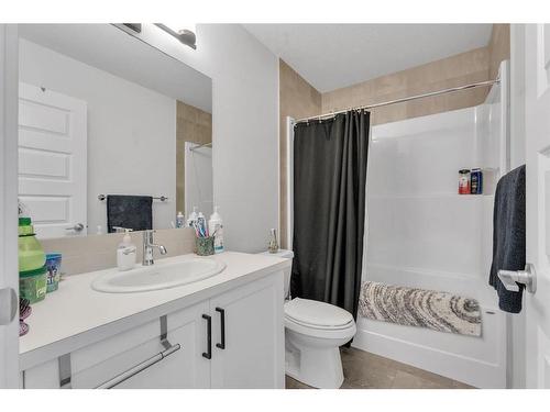 974 Bayview Rise Sw, Airdrie, AB - Indoor Photo Showing Bathroom