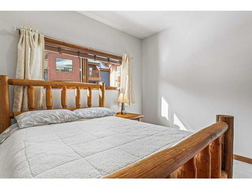 110-80 Dyrgas Gate, Canmore, AB - Indoor Photo Showing Bedroom