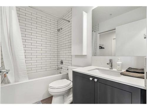 329-327 9A Street Nw, Calgary, AB - Indoor Photo Showing Bathroom