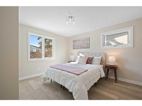 2924 Lathom Crescent Sw, Calgary, AB - Indoor Photo Showing Bedroom