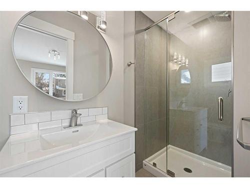 2924 Lathom Crescent Sw, Calgary, AB - Indoor Photo Showing Bathroom