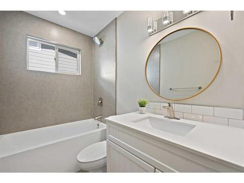 2924 Lathom Crescent Sw, Calgary, AB - Indoor Photo Showing Bathroom