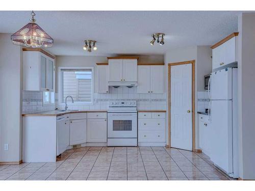 71 Taracove Crescent Ne, Calgary, AB - Indoor Photo Showing Kitchen