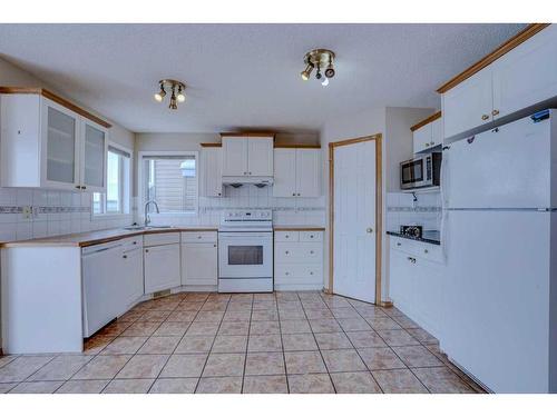 71 Taracove Crescent Ne, Calgary, AB - Indoor Photo Showing Kitchen