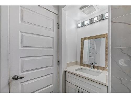 137 26 Avenue Ne, Calgary, AB - Indoor Photo Showing Bathroom