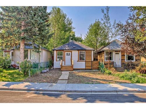 137 26 Avenue Ne, Calgary, AB - Outdoor With Facade