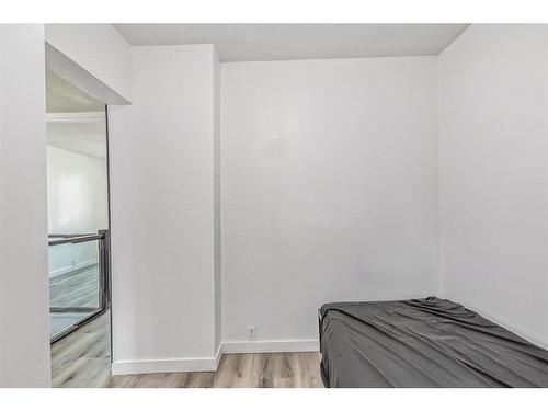 137 26 Avenue Ne, Calgary, AB - Indoor Photo Showing Bedroom