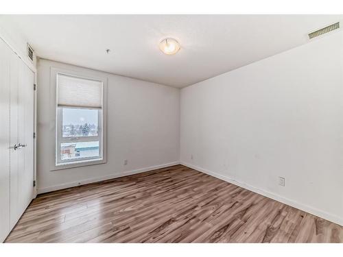 304-1629 38 Street Sw, Calgary, AB - Indoor Photo Showing Other Room