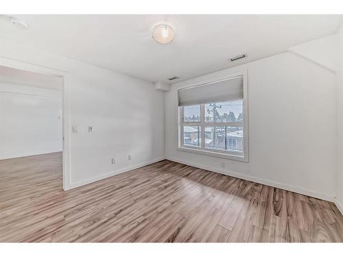 304-1629 38 Street Sw, Calgary, AB - Indoor Photo Showing Other Room
