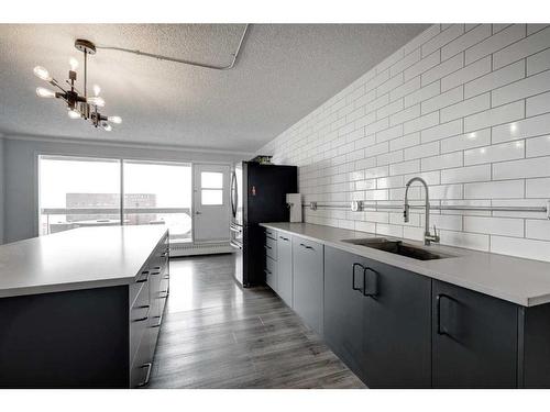 2912-221 6 Avenue Se, Calgary, AB - Indoor Photo Showing Kitchen