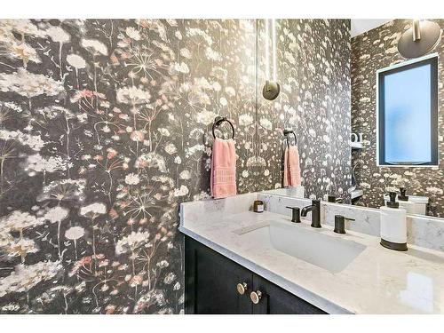 320 11 Street Nw, Calgary, AB - Indoor Photo Showing Bathroom