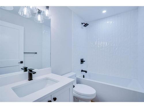 1431 43 Street Sw, Calgary, AB - Indoor Photo Showing Bathroom