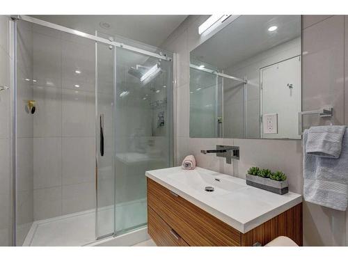 607-1020 9 Avenue Se, Calgary, AB - Indoor Photo Showing Bathroom