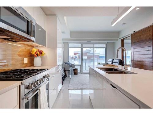 607-1020 9 Avenue Se, Calgary, AB - Indoor Photo Showing Kitchen With Double Sink With Upgraded Kitchen