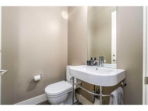 B-1312 Gladstone Road Nw, Calgary, AB - Indoor Photo Showing Bathroom