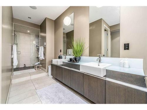 B-1312 Gladstone Road Nw, Calgary, AB - Indoor Photo Showing Bathroom