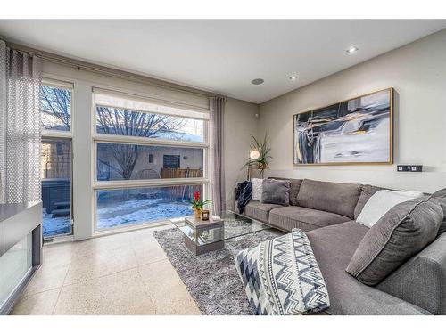 B-1312 Gladstone Road Nw, Calgary, AB - Indoor Photo Showing Living Room