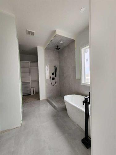 303 Muirfield Crescent, Lyalta, AB - Indoor Photo Showing Bathroom