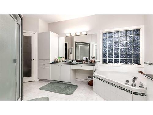 606 27 Avenue Ne, Calgary, AB - Indoor Photo Showing Bathroom