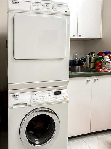 606 27 Avenue Ne, Calgary, AB - Indoor Photo Showing Laundry Room