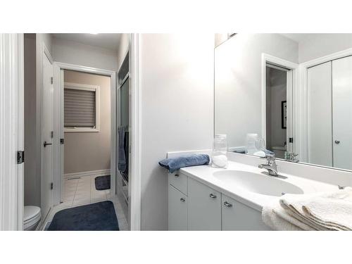 606 27 Avenue Ne, Calgary, AB - Indoor Photo Showing Bathroom