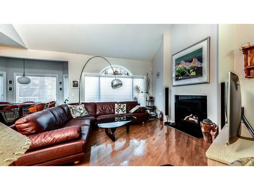 606 27 Avenue Ne, Calgary, AB - Indoor Photo Showing Living Room With Fireplace