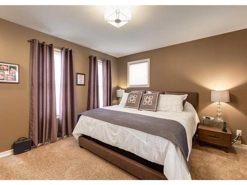 111 16 Street Nw, Calgary, AB - Indoor Photo Showing Bedroom