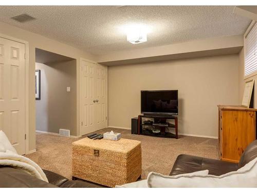 111 16 Street Nw, Calgary, AB - Indoor Photo Showing Living Room