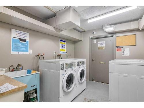 105A-5601 Dalton Drive Nw, Calgary, AB - Indoor Photo Showing Laundry Room