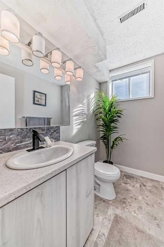 440 Cantrell Drive Sw, Calgary, AB - Indoor Photo Showing Bathroom