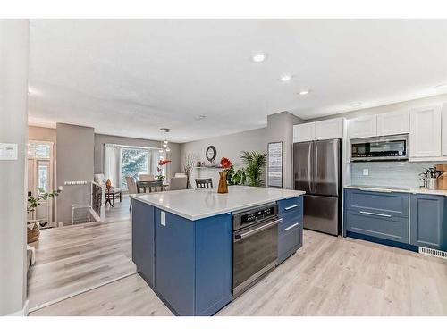 440 Cantrell Drive Sw, Calgary, AB - Indoor Photo Showing Kitchen With Upgraded Kitchen