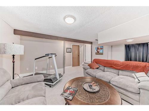 440 Cantrell Drive Sw, Calgary, AB - Indoor Photo Showing Living Room