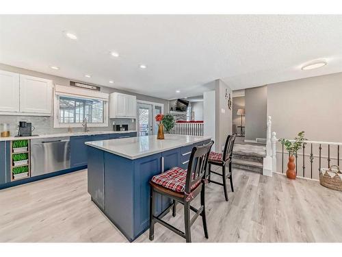 440 Cantrell Drive Sw, Calgary, AB - Indoor Photo Showing Kitchen With Upgraded Kitchen