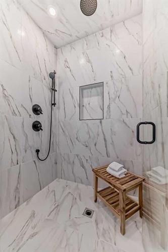 2044 41 Avenue Sw, Calgary, AB - Indoor Photo Showing Bathroom