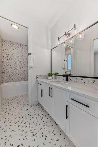 2044 41 Avenue Sw, Calgary, AB - Indoor Photo Showing Bathroom