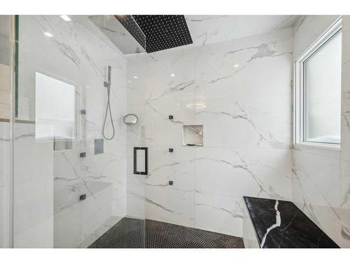 618 10 Street Ne, Calgary, AB - Indoor Photo Showing Bathroom